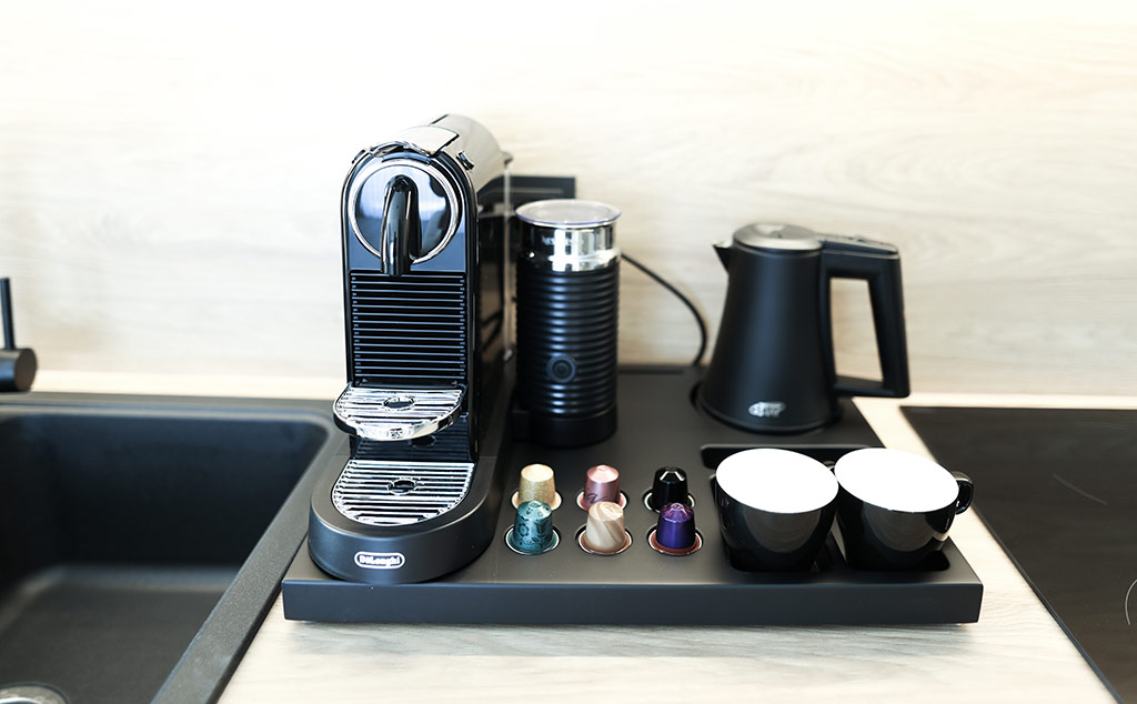 Lehmann Apartment 2 Zimmer mit Balkon Küchenzeile mit Kaffeemaschine