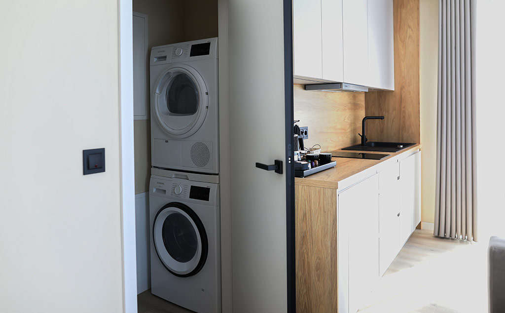 Lehmann Apartment 2 Zimmer mit Balkon Wohnzimmer mit Küchenzeile und Abstellraum