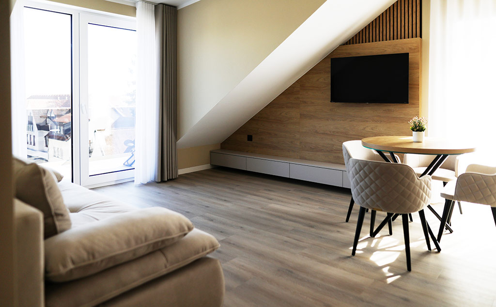 Lehmann Apartment 3 Zimmer mit Balkon Wohnzimmer mit TV Wand