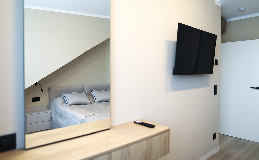 Lehmann Apartment 3 Zimmer mit Balkon Schlafzimmer mit TV